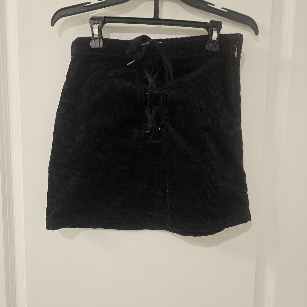 WOMEN'S BLACK CORDUROY MINI SKIRT.  PRELOVED. SIZE 3/26.